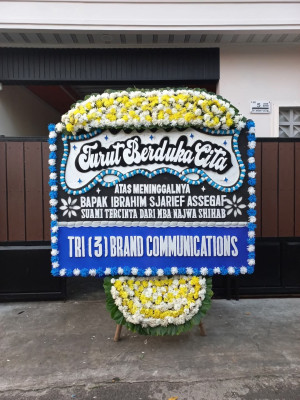 Papan Bunga Duka di Kampung I Skip